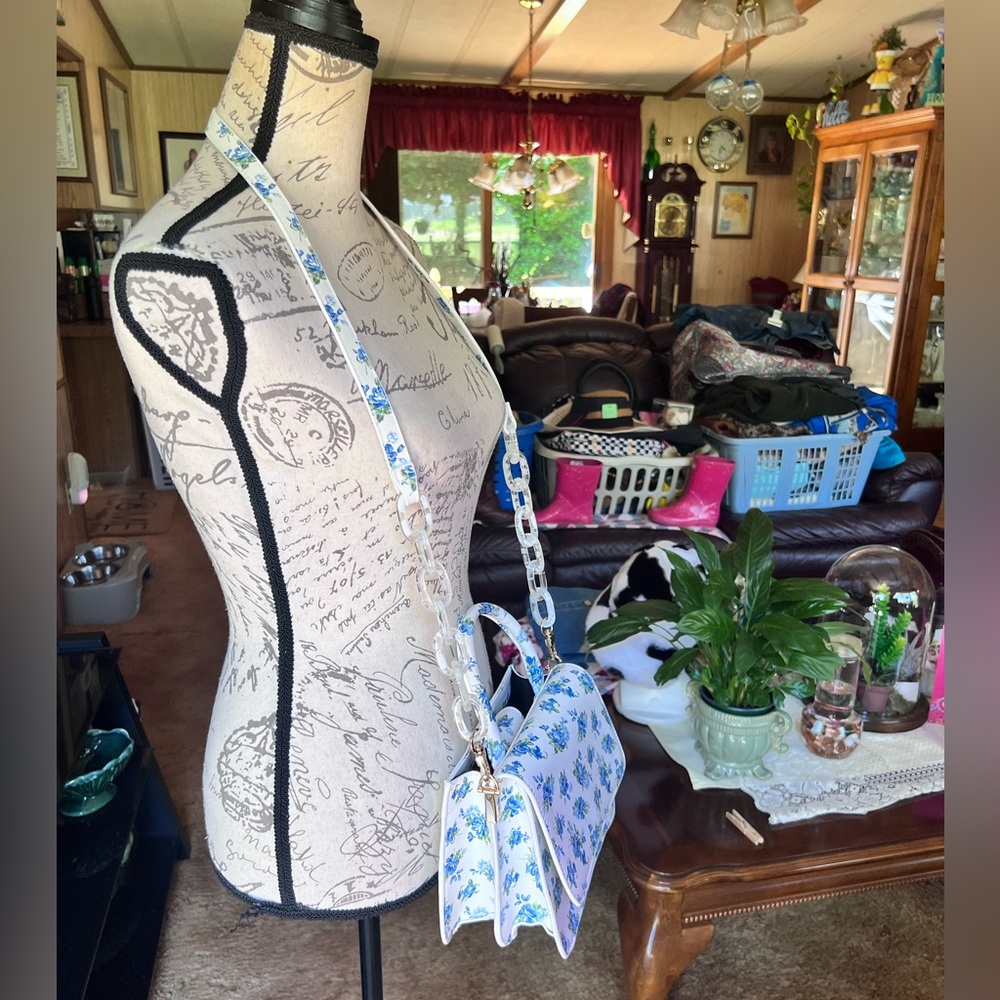 HOUSE OF WANT WE ARE CHIC VEGAN LEATHER TOP HANDLE CROSSBODY IN BLUE FLORAL. - Picture 14 of 17